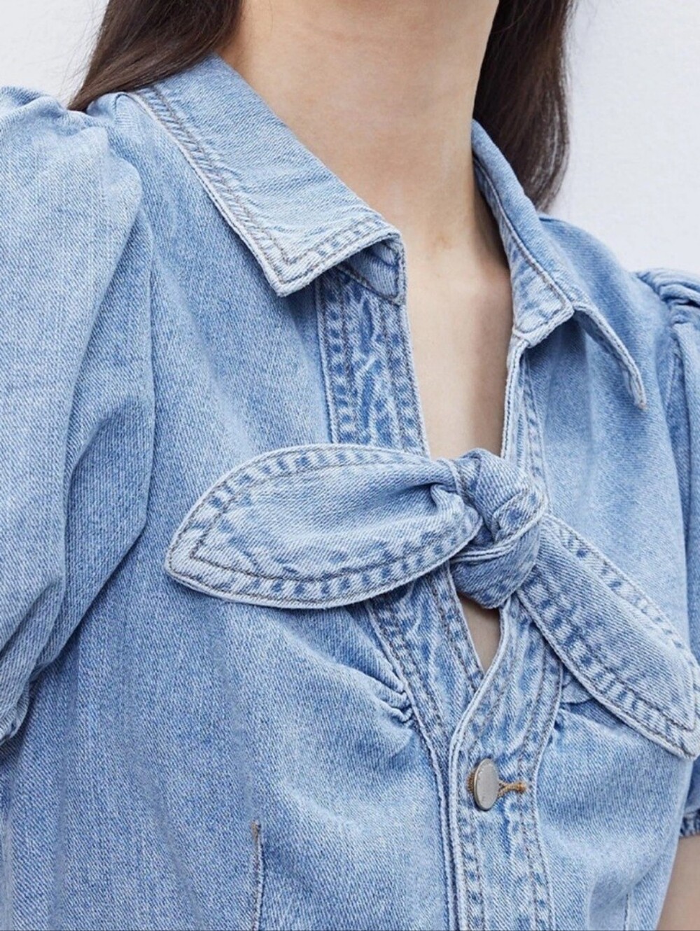 URBAN REVIVO esther bow detail mini denim dress in light blue wash - Picture 5 of 14